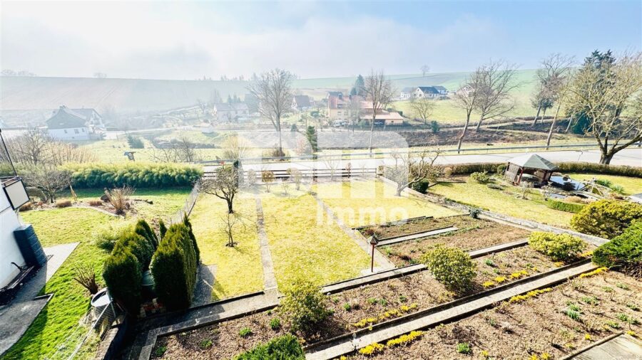 Modernisiertes Ein-/ Zweifamilienhaus inkl. PV-Anlage + Garage auf Traumgrundstück - WE2 OG Balkon / Panoramablick